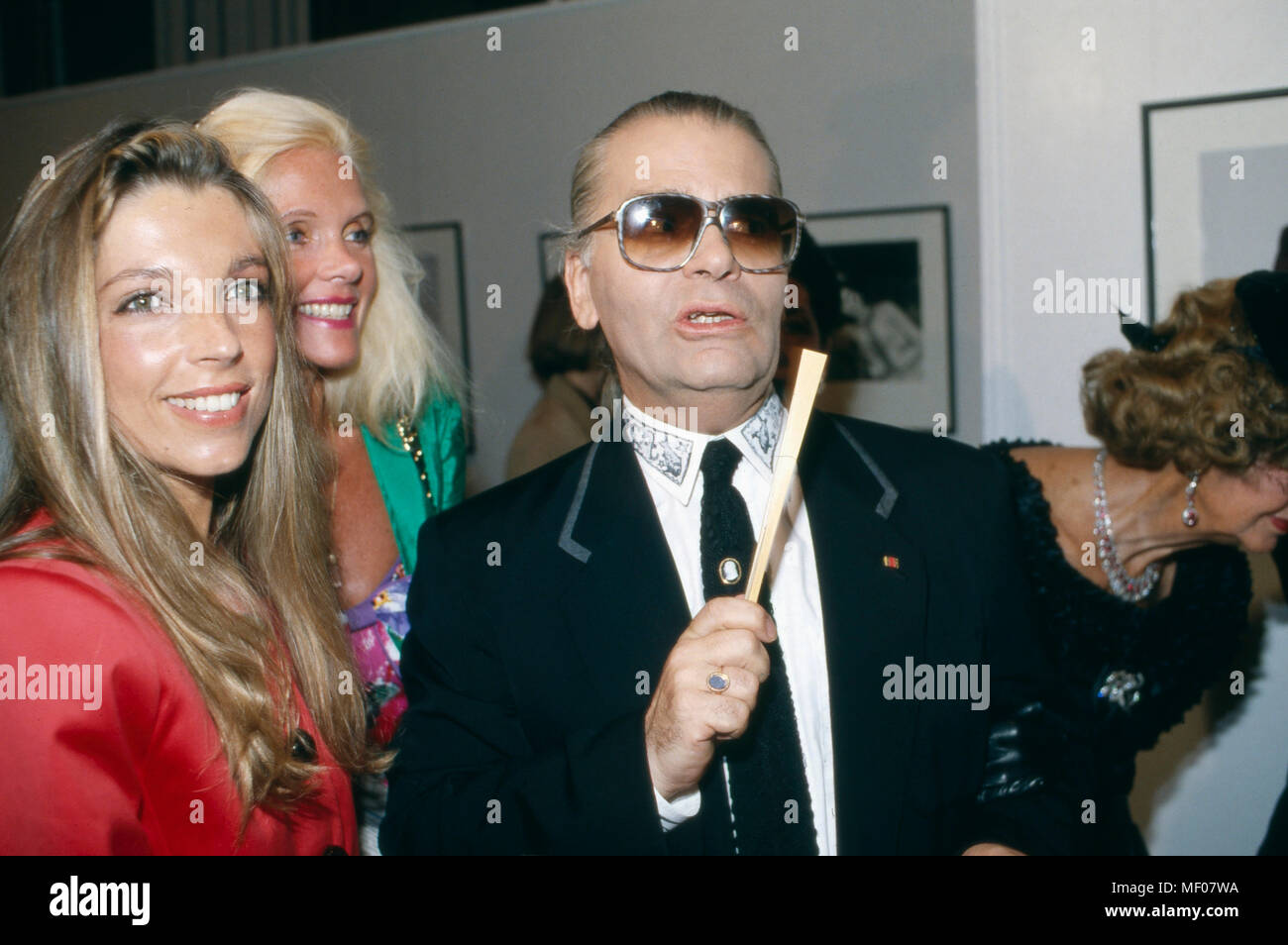 Karl Lagerfeld bei der Eröffnung senneur Fotografie Ausstellung 'Parade' im Museum für Moderne Kunst de Francfort, Allemagne 1994. Karl Lagerfeld à l'ouverture de son exposition de photos 'Parade' au Museum für Moderne Kunst à Francfort, Allemagne, 1994. Banque D'Images