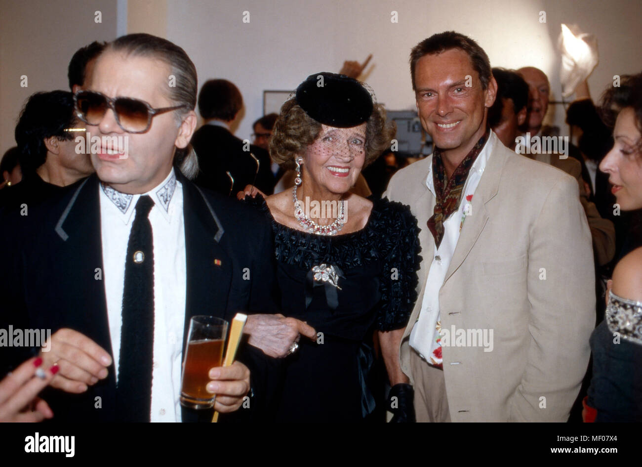 Karl Lagerfeld bei der Eröffnung senneur Fotografie Ausstellung 'Parade' im Museum für Moderne Kunst de Francfort, Allemagne 1994. Karl Lagerfeld à l'ouverture de son exposition de photos 'Parade' au Museum für Moderne Kunst à Francfort, Allemagne, 1994. Banque D'Images