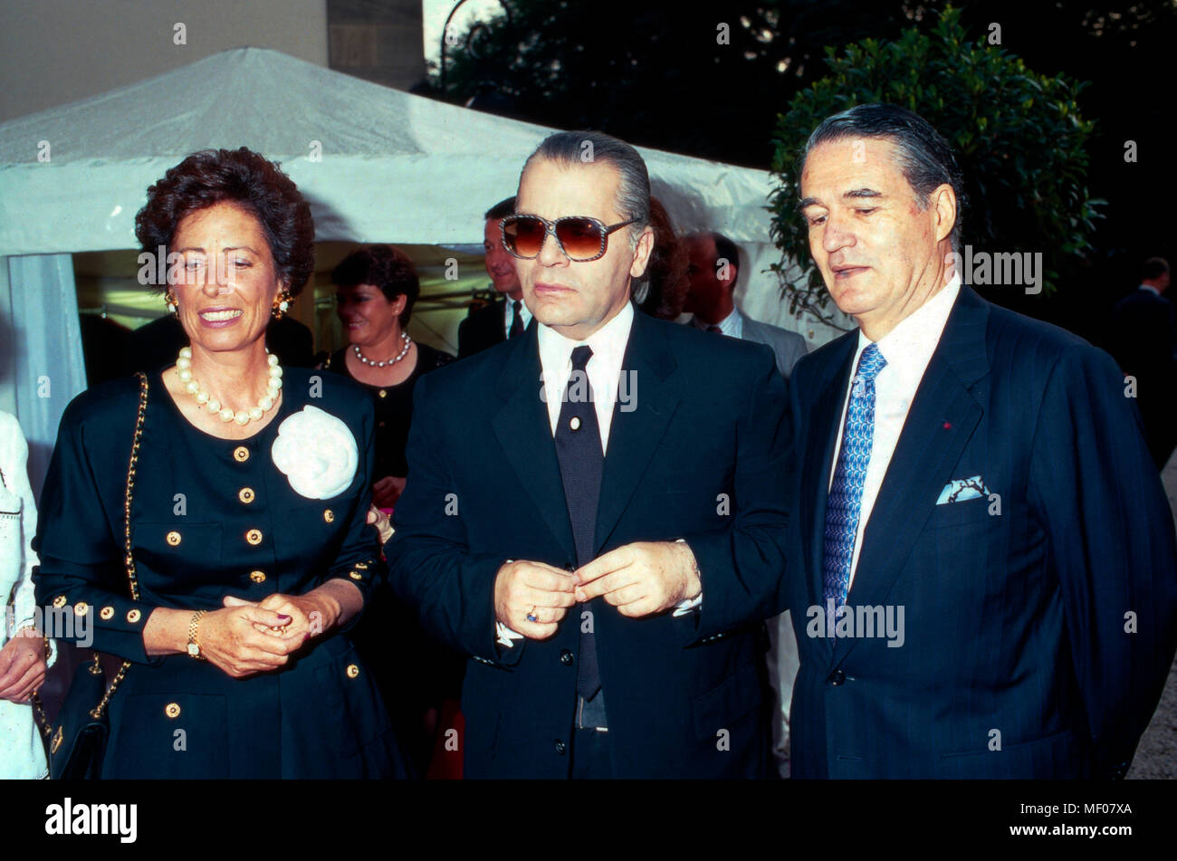 Modeschöpfer bei Karl Lagerfeld Chanel senneur Modenschau auf Schloss Ernich bei Remagen, Allemagne 1990. Le créateur de mode Karl Lagerfeld au défilé Chanel à son château Ernich près de Remagen, Allemagne 1990. Banque D'Images