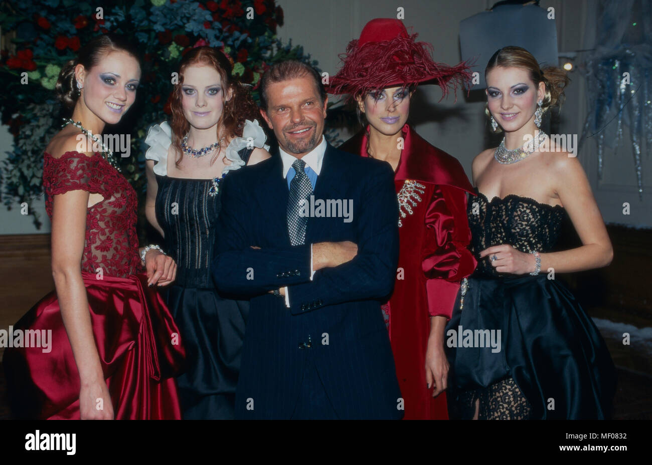 Modeschöpfer Prinz Egon von Fürstenberg mit seinen und Modèles Kreationen en Rom, Italie 1995. Fashion designer Prince Egon von Fuerstenberg avec les modèles et son design à Rome, Italie 1995. Banque D'Images