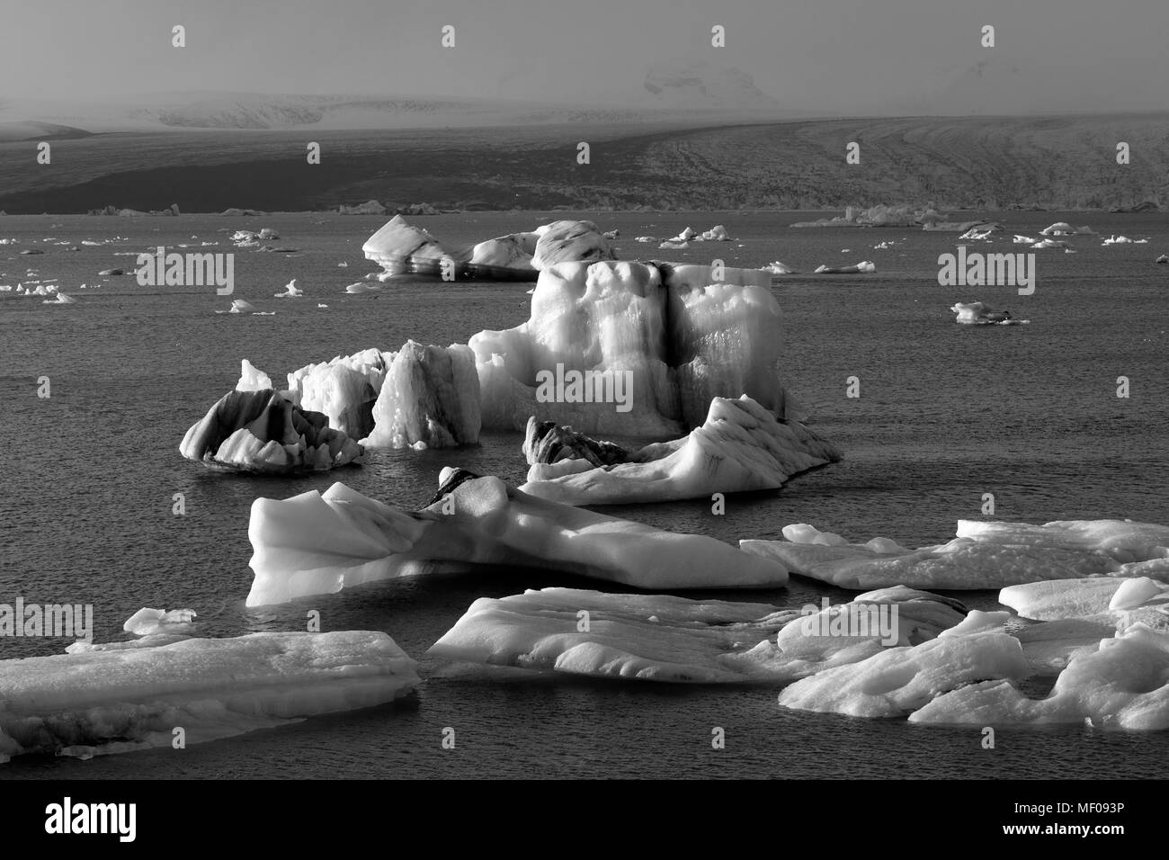 Jokulsarlon Glacial Lagoon en noir et blanc, Vatnajokull, Islande Banque D'Images