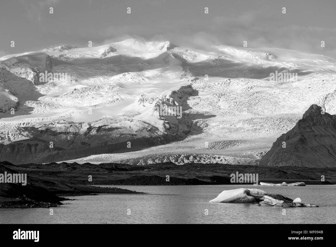 Superbe glacier de Vatnajokull et montagnes en noir et blanc en Islande Banque D'Images