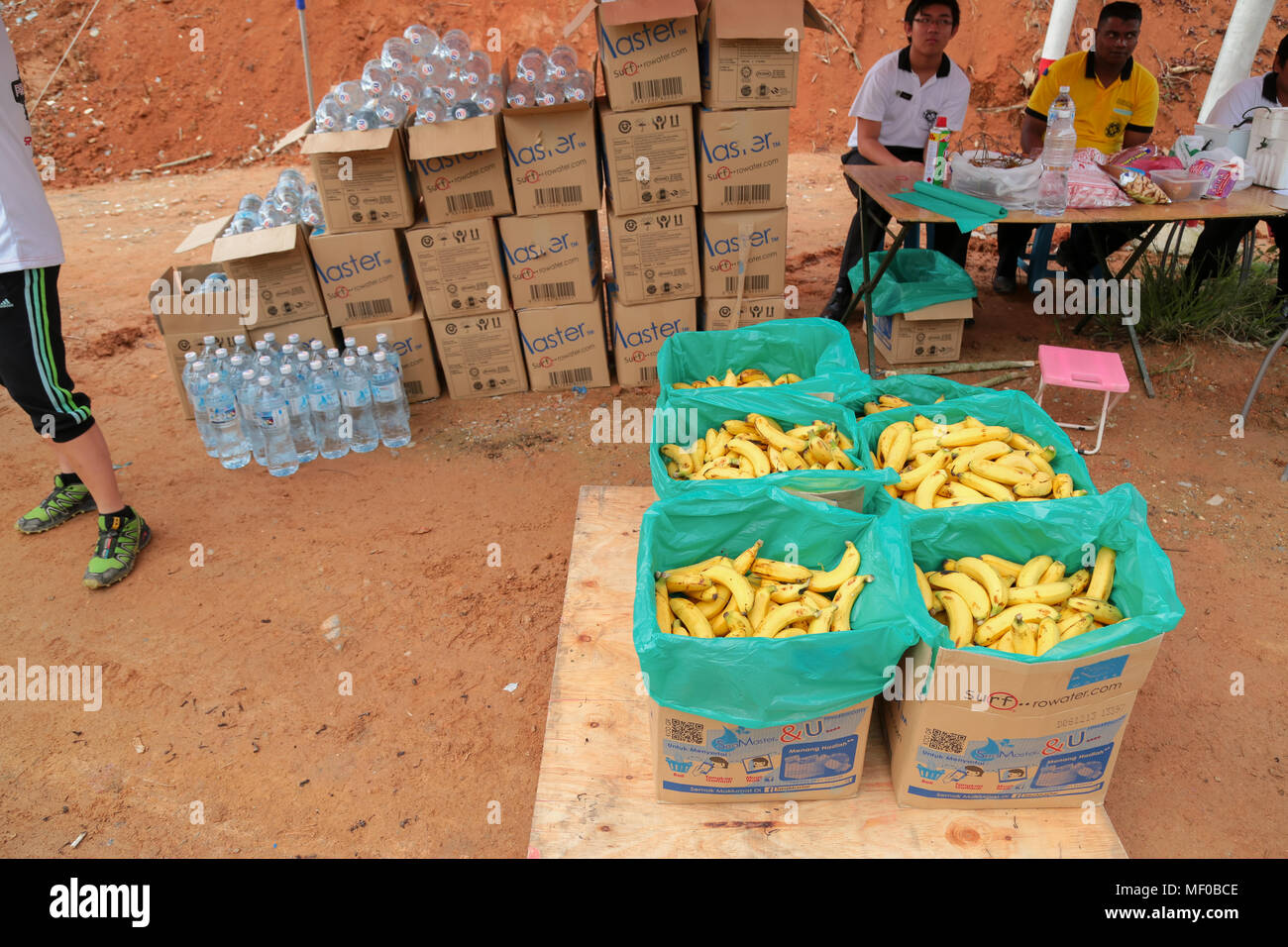 Caisses de bananes et de l'eau minérale à un point de contrôle de la commission présidentielle spécialisés Ride vtt 2013 compétition À Semenyih, Malaisie. Banque D'Images