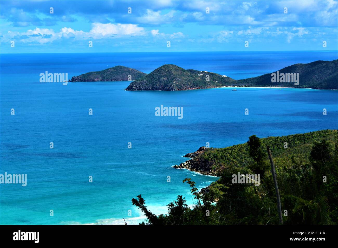 Une vue de haut sur Tortola, Îles Vierges britanniques, des îles voisines. Février 2018. Banque D'Images
