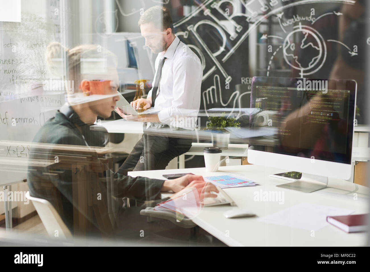 Les jeunes occupés à travailler avec codeur ordinateur Banque D'Images
