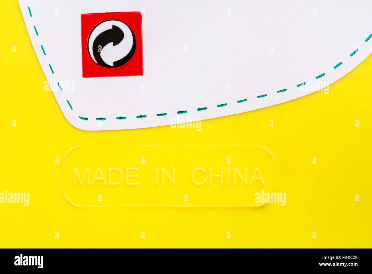 Logo point vert, supposé être le logo, faites en Chine - étiquette sur fond de godet en plastique Banque D'Images