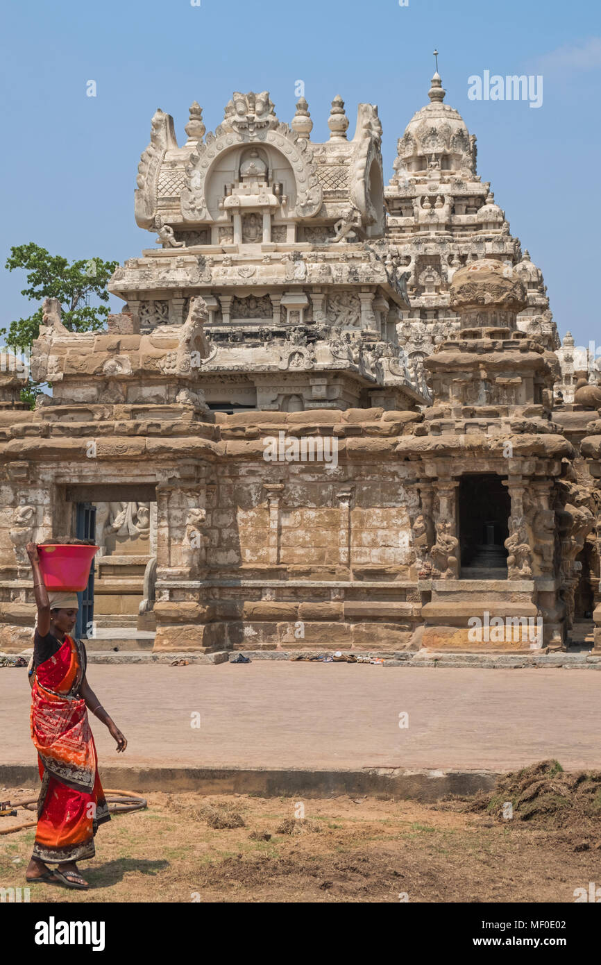 Kanchipuram, Inde - le 18 mars 2018 : une femme locale non identifiés en passant en face de l'entrée de la 8e siècle Kailasanathar temple Banque D'Images