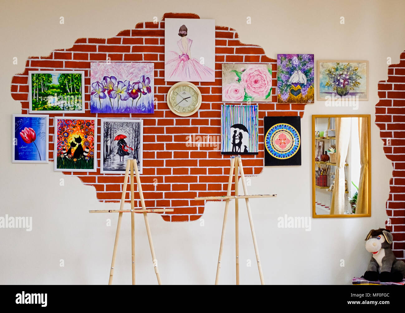 KIROV, RUSSIE - Août 7, 2017 : coloré et créatif de l'intérieur local art studio, loft style, de nombreux tableaux originaux et des répliques sur les murs Banque D'Images