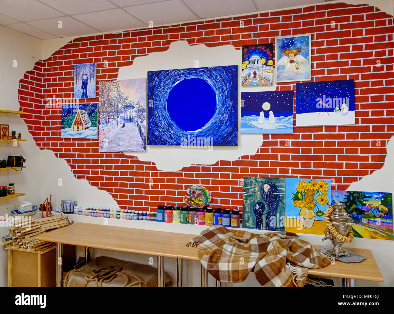 KIROV, RUSSIE - Août 7, 2017 : coloré et créatif de l'intérieur local art studio, loft style, de nombreux tableaux originaux et des répliques sur les murs Banque D'Images