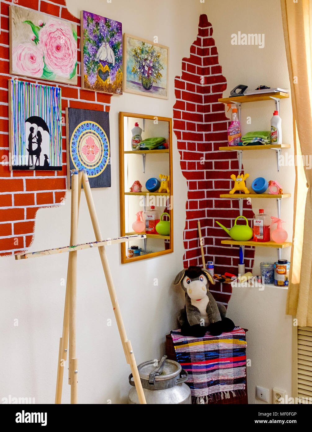 KIROV, RUSSIE - Août 7, 2017 : coloré et créatif de l'intérieur local art studio, loft style, de nombreux tableaux originaux et des répliques sur les murs Banque D'Images