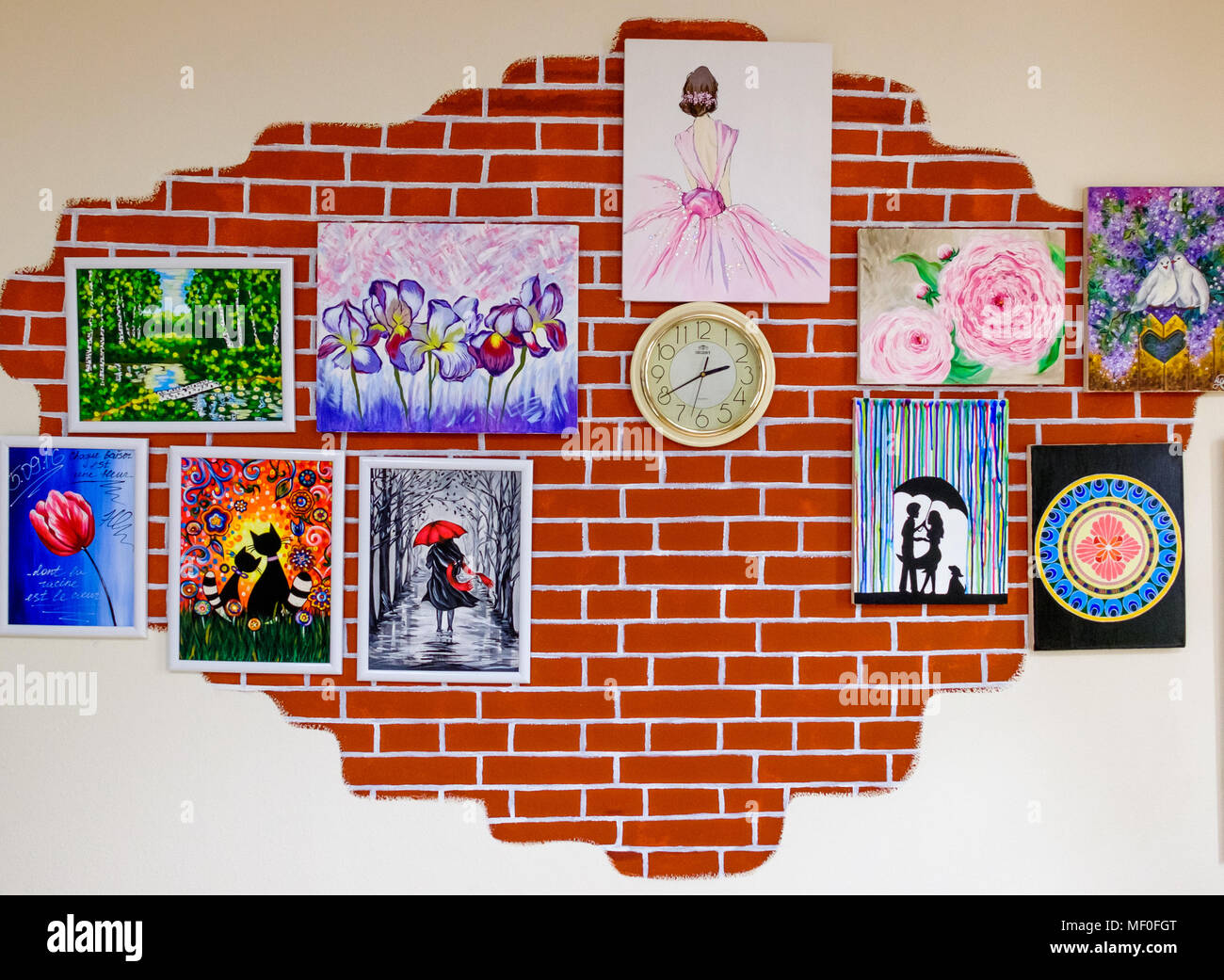 KIROV, RUSSIE - Août 7, 2017 : coloré et créatif de l'intérieur local art studio, loft style, de nombreux tableaux originaux et des répliques sur les murs Banque D'Images