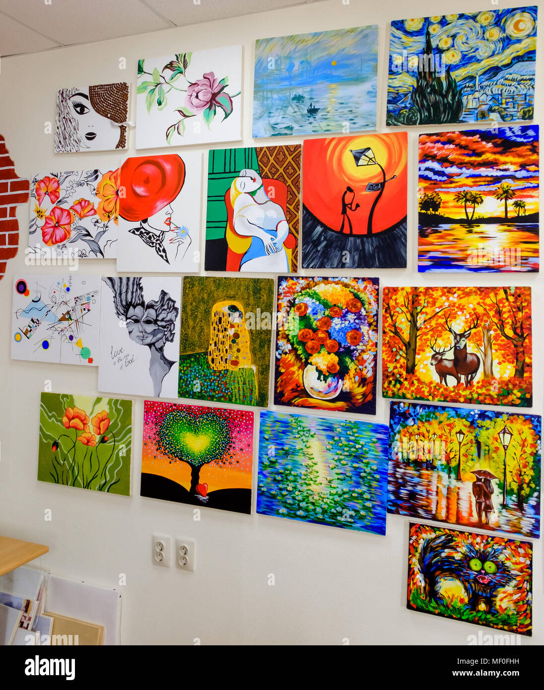 KIROV, RUSSIE - 7 août 2017 : Beaucoup de belles peintures éclatantes sur le mur d'un studio d'art locales, des originaux et des répliques Banque D'Images