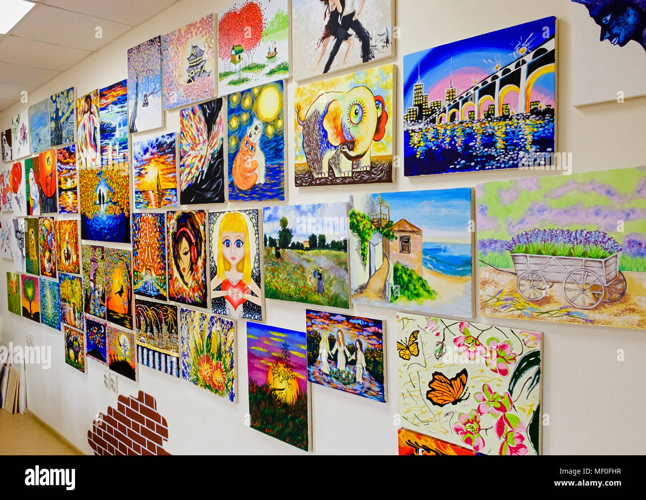 KIROV, RUSSIE - 7 août 2017 : Beaucoup de belles peintures éclatantes sur le mur d'un studio d'art locales, des originaux et des répliques Banque D'Images
