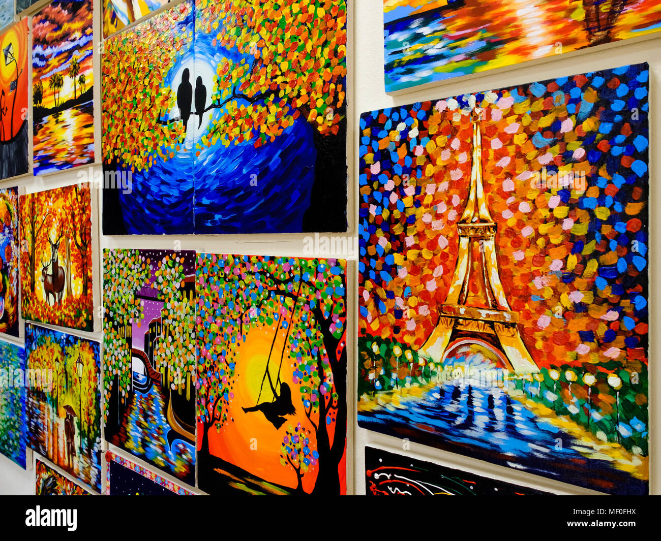 KIROV, RUSSIE - 7 août 2017 : Beaucoup de belles peintures éclatantes sur le mur d'un studio d'art locales, des originaux et des répliques Banque D'Images