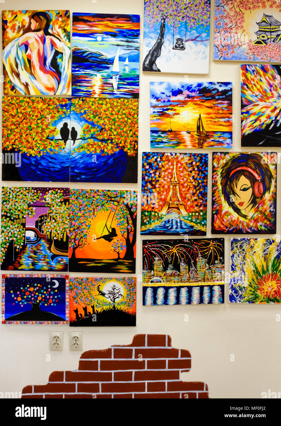 KIROV, RUSSIE - 7 août 2017 : Beaucoup de belles peintures éclatantes sur le mur d'un studio d'art locales, des originaux et des répliques Banque D'Images