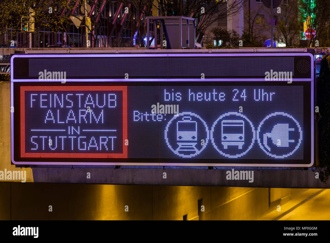 Allemagne, Stuttgart, avertissement pour la pollution aux particules fines sur la rue Banque D'Images