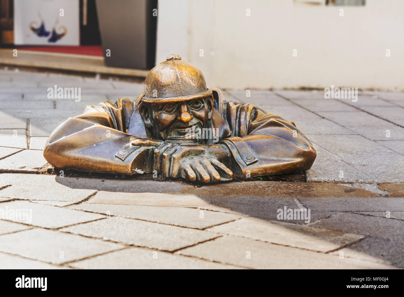 BRATISLAVA, SLOVAQUIE : le 30 septembre 2016 : centre historique. Cumil statue, l'homme, à l'sous un couvercle de trou d'homme . Attraction populaire par artiste Vi Banque D'Images