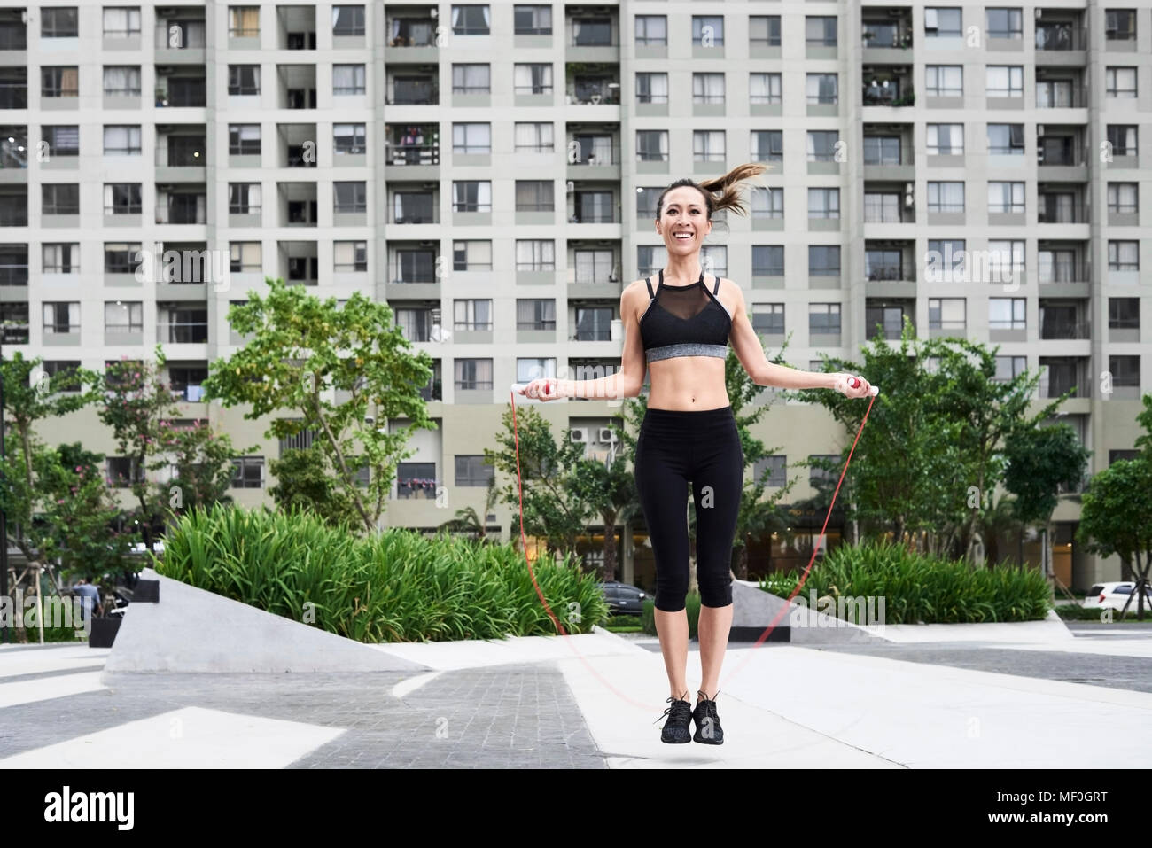 Fit woman skipping rope dans l'environnement urbain Banque D'Images