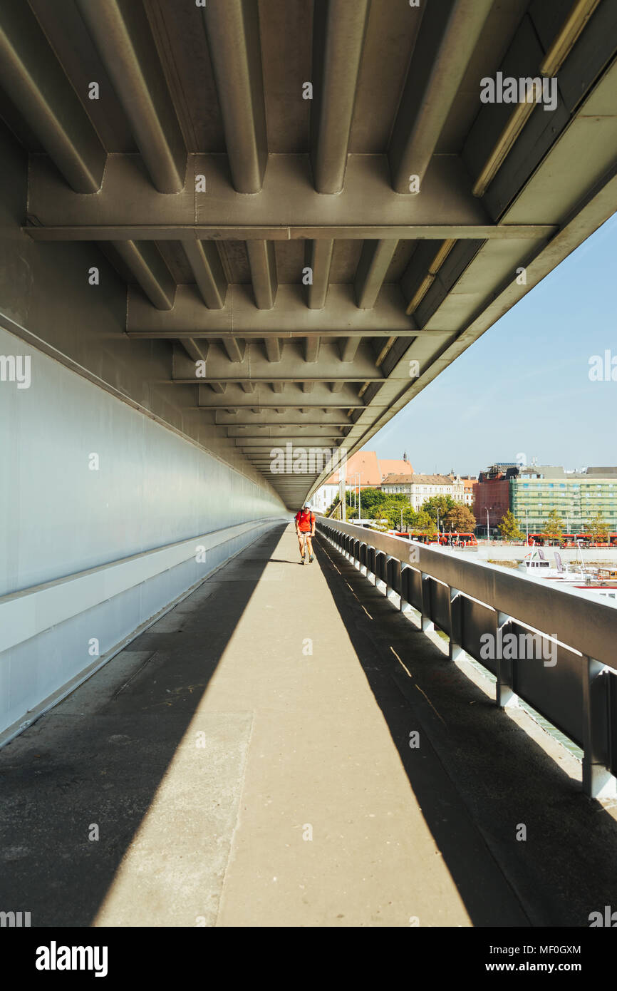 BRATISLAVA, SLOVAQUIE : Octobre 01, 2016 : Les cyclistes sur le pont Novy Most, (la plupart des SNP) sur le chemin piétonnier. Route du pont sur le Danube, 303m de long, Banque D'Images