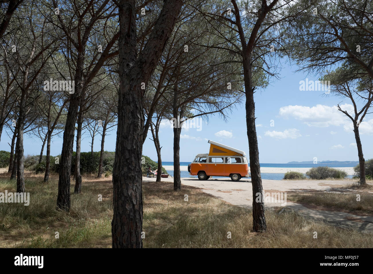 Italie, Sardaigne, Posada, l'homme en vacances avec un vieux van Banque D'Images