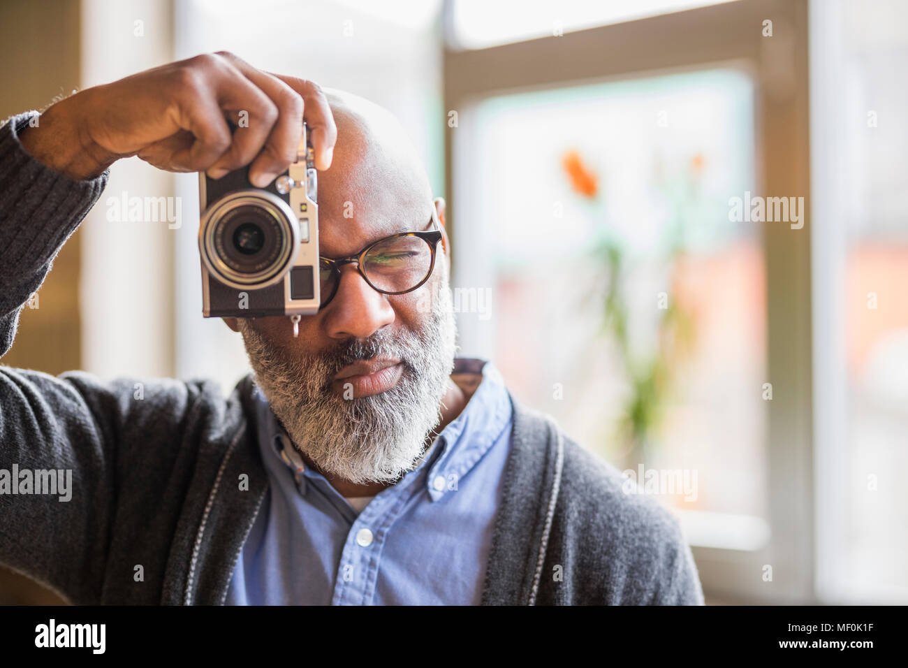 Portrait ofman taking photo avec l'appareil photo Banque D'Images