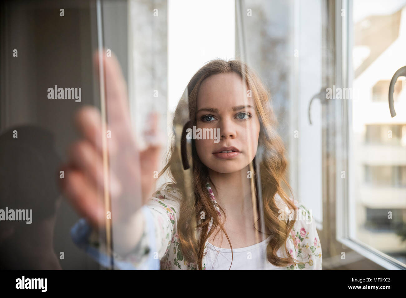 Portrait of teenage girl using futuristic périphérique portable Banque D'Images