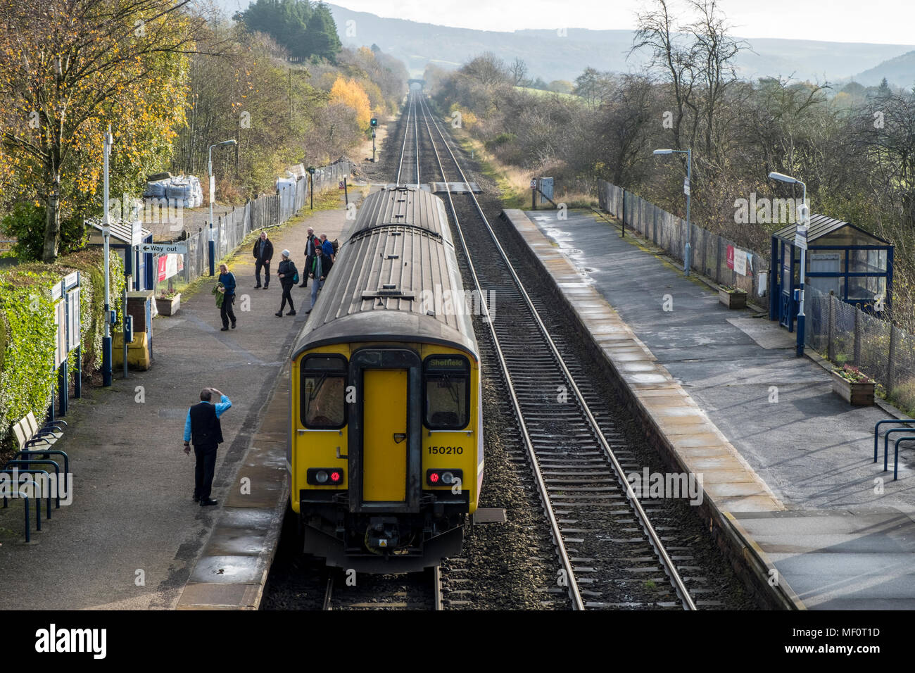 Les passagers qui quittent un train à la gare de chemin de fer en milieu rural dans la campagne du Derbyshire Bamford, Peak District, England, UK Banque D'Images