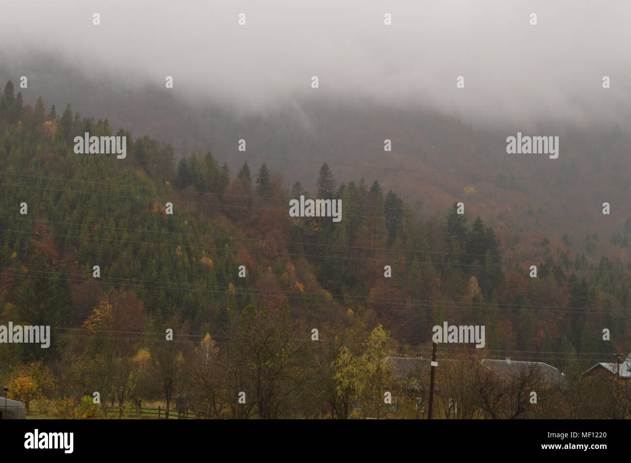 Le brouillard est tombé sur le sommet de la Montagne Banque D'Images