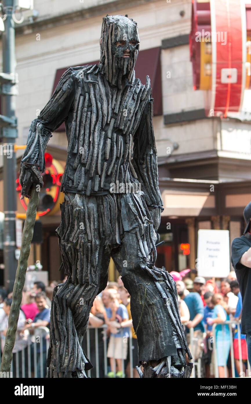 Un homme habillé comme un arbre géant de la trilogie du Seigneur des anneaux, des promenades dans le dragon Parade annuelle con le 5 septembre 2015 à Atlanta, GA. Banque D'Images