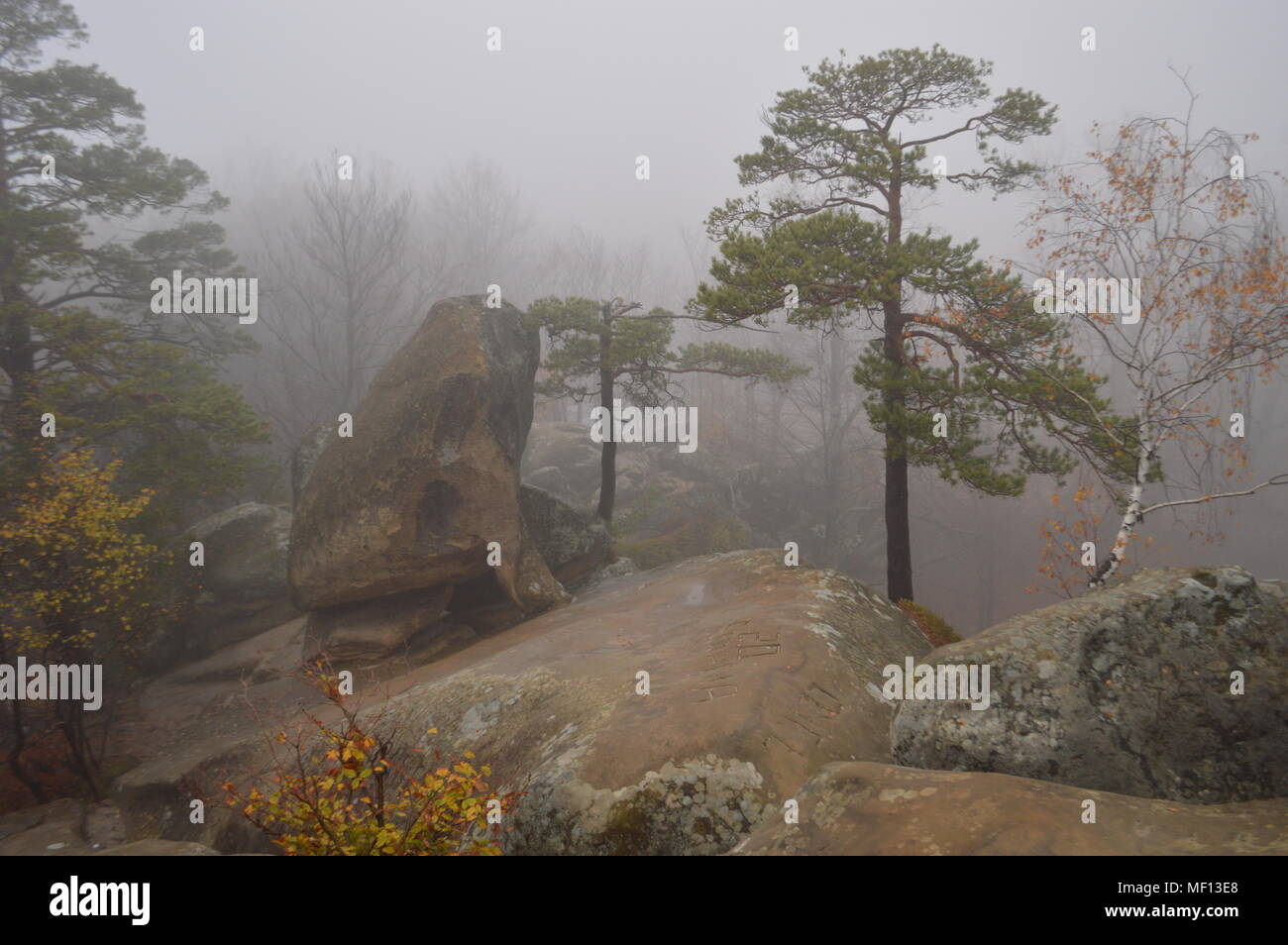 Le brouillard est tombé sur le sommet de la Montagne Banque D'Images