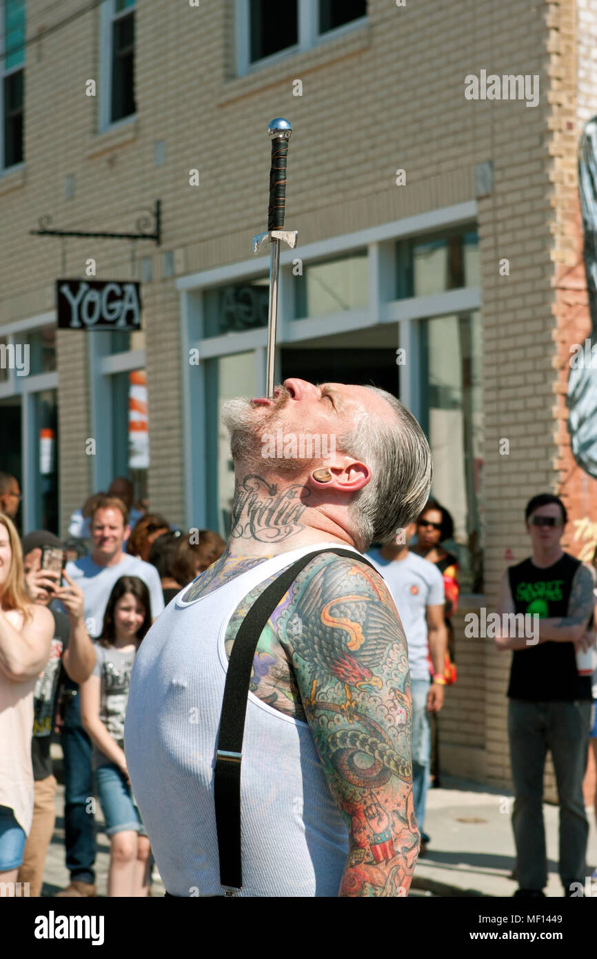 Un freak show artiste avale une épée devant un auditoire, lors de l'exécution à l'incendie dans le quatrième Festival le 2 mai 2015 à Atlanta, GA. Banque D'Images