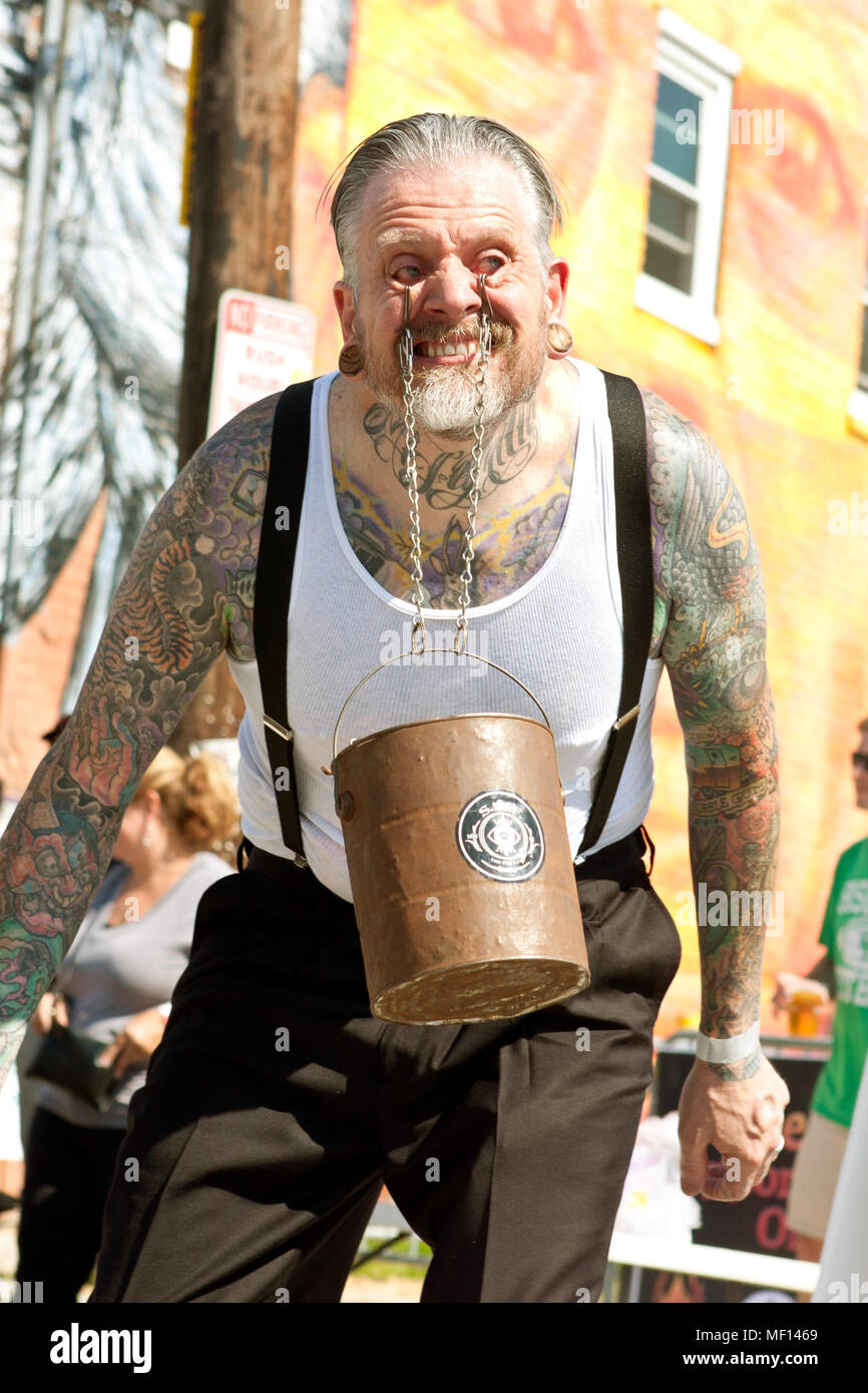 Un homme d'un seau rempli de briques, à l'aide de chaînes accroché à l'intérieur de ses paupières, dans une loi sur le Carnaval le 2 mai 2015 à Atlanta, GA. Banque D'Images