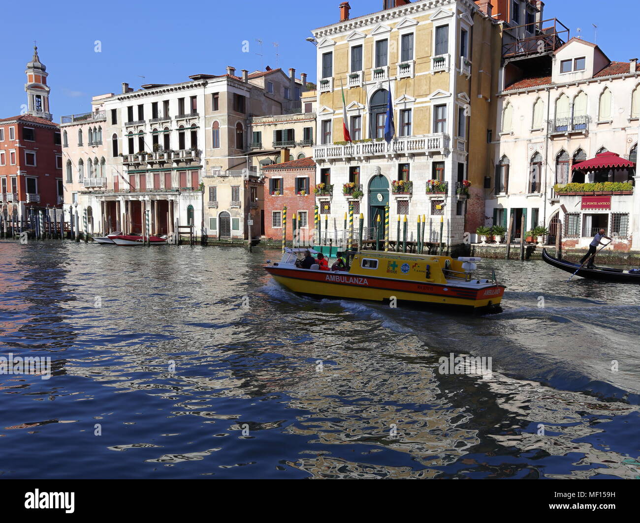 Grand Canal avec ambulance bateau, ciel bleu, ambulanza, Venise, Italie, Europe Banque D'Images