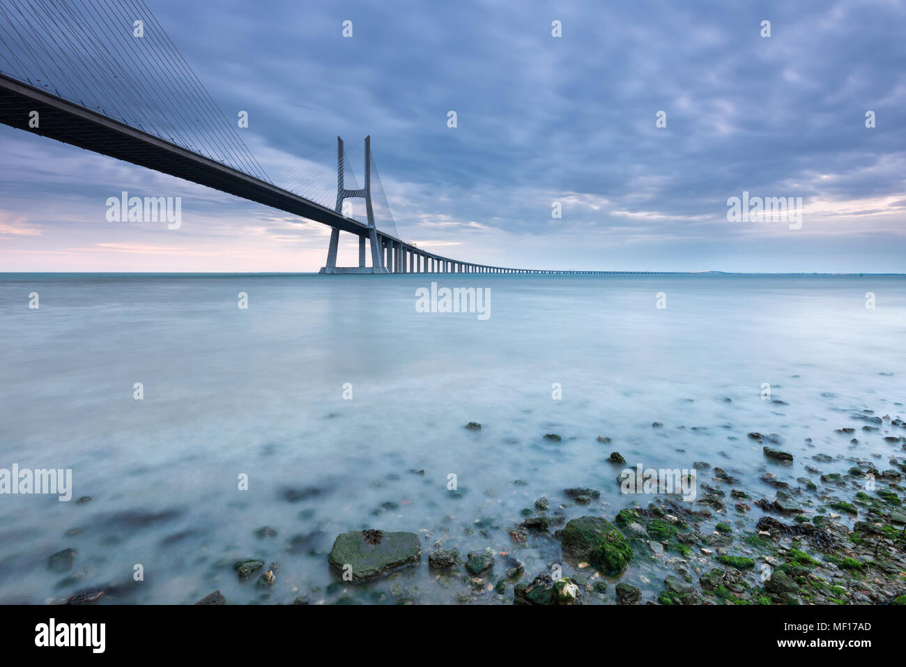 Pont Vasco da Gama paysage au lever du soleil. L'un des plus longs ponts du monde. Lisbonne est une destination touristique extraordinaire parce que sa lumière. Banque D'Images