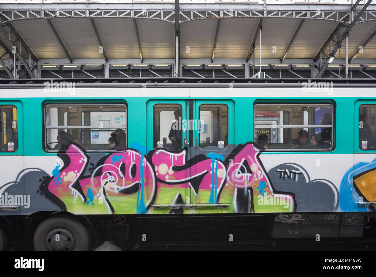 Metro train avec des graffitis, La Motte Picquet - Grenelle, Paris, France Banque D'Images