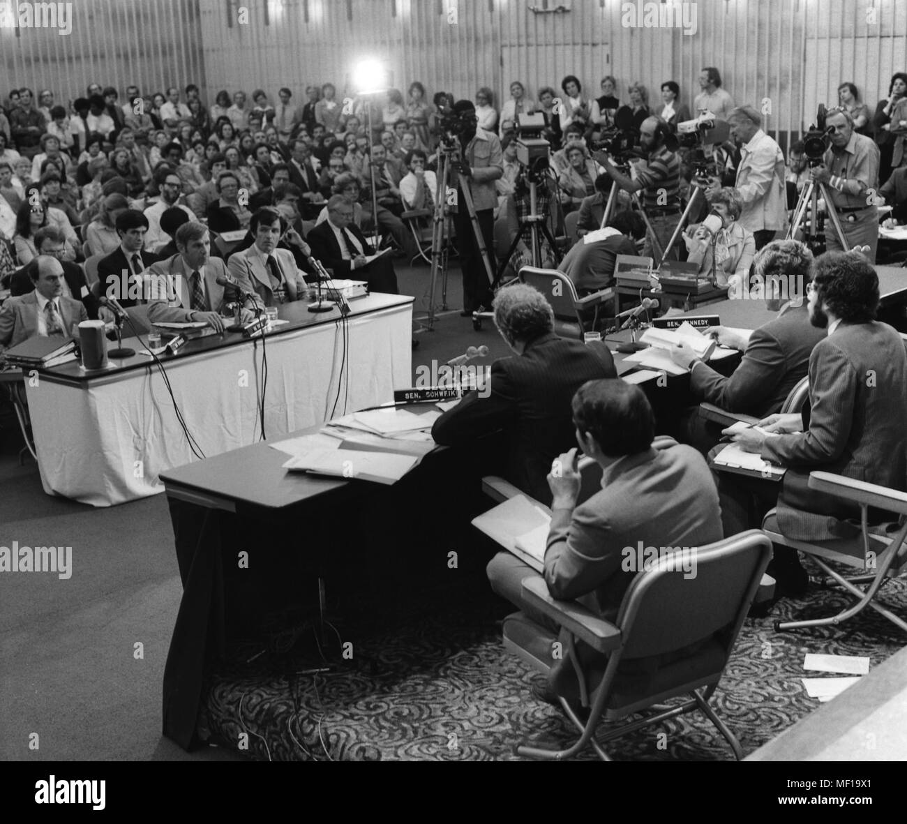 CDC Directeur adjoint, le Dr Walter Dowdle, Directeur des CDC, le Dr William Foege, chef de la branche et des agents pathogènes spéciaux, Dr David Fraser aux Centres for Disease Control (CDC) audience du Sénat, le 9 novembre 1977. Image courtoisie Centres de contrôle des maladies. () Banque D'Images