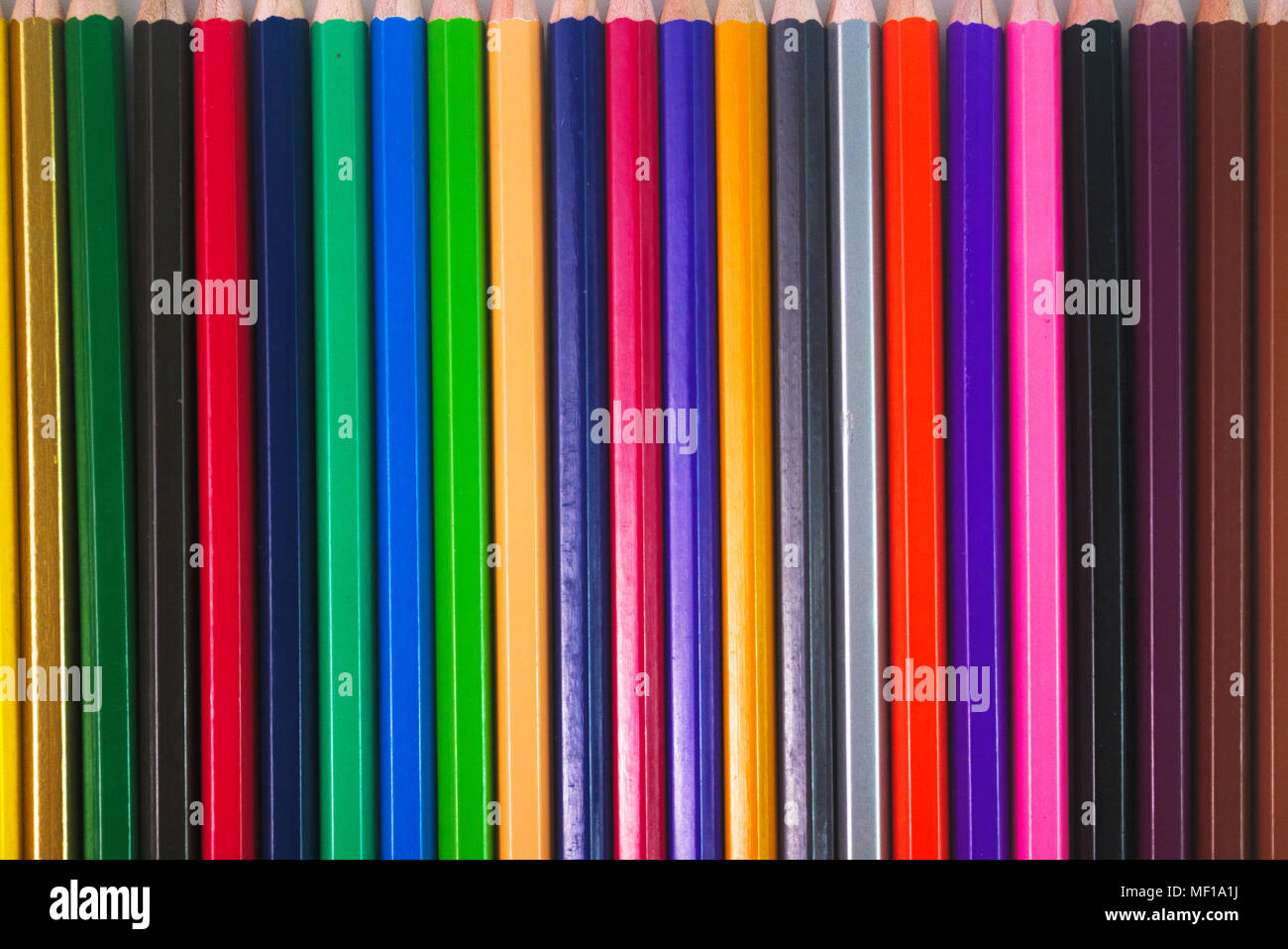 Crayons de couleur sont placés en rangs. Banque D'Images