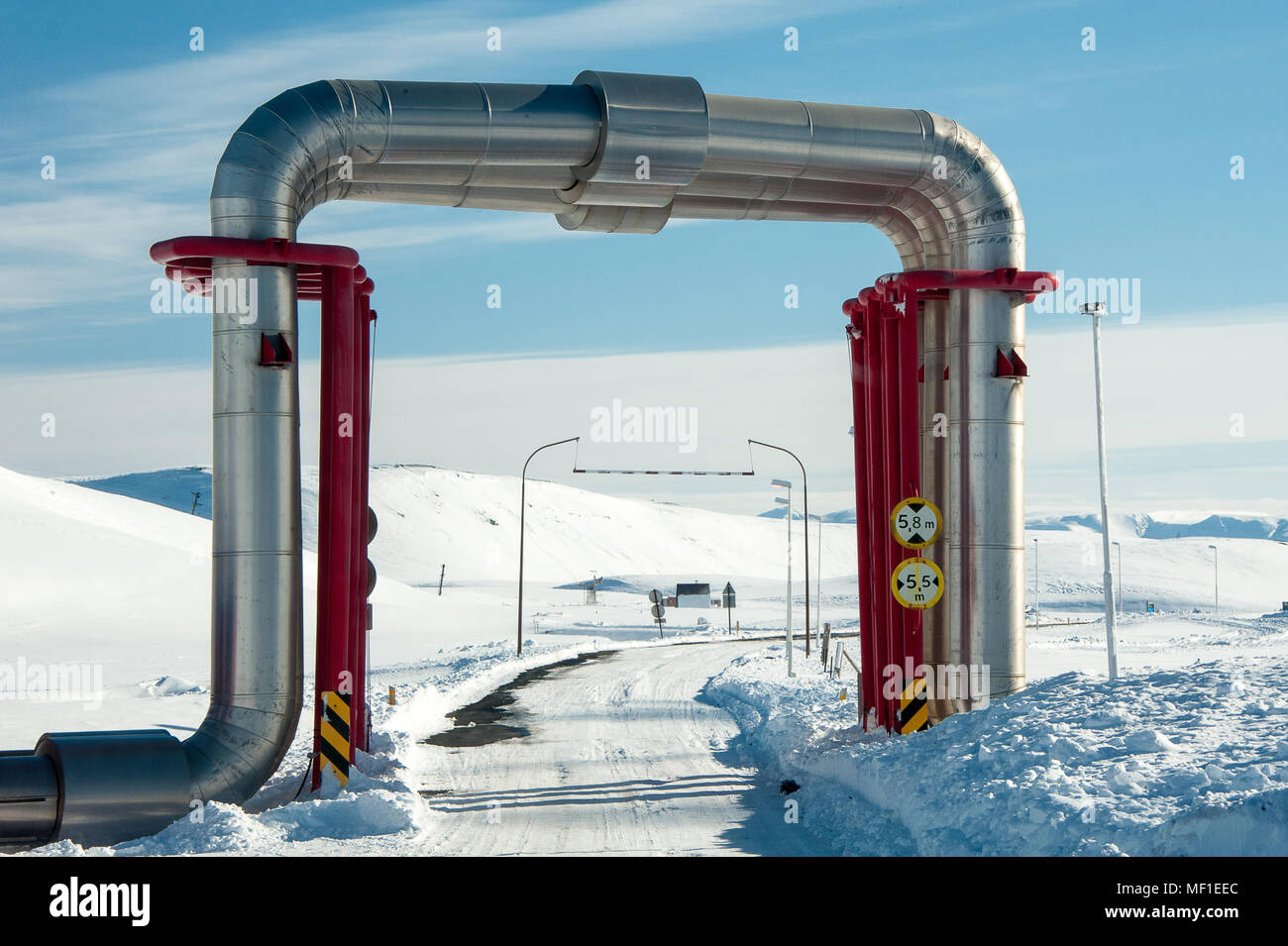 Paysage d'hiver. Tuyauterie colorée structure du pont construit sur la route à géothermique de Krafla en Islande Banque D'Images