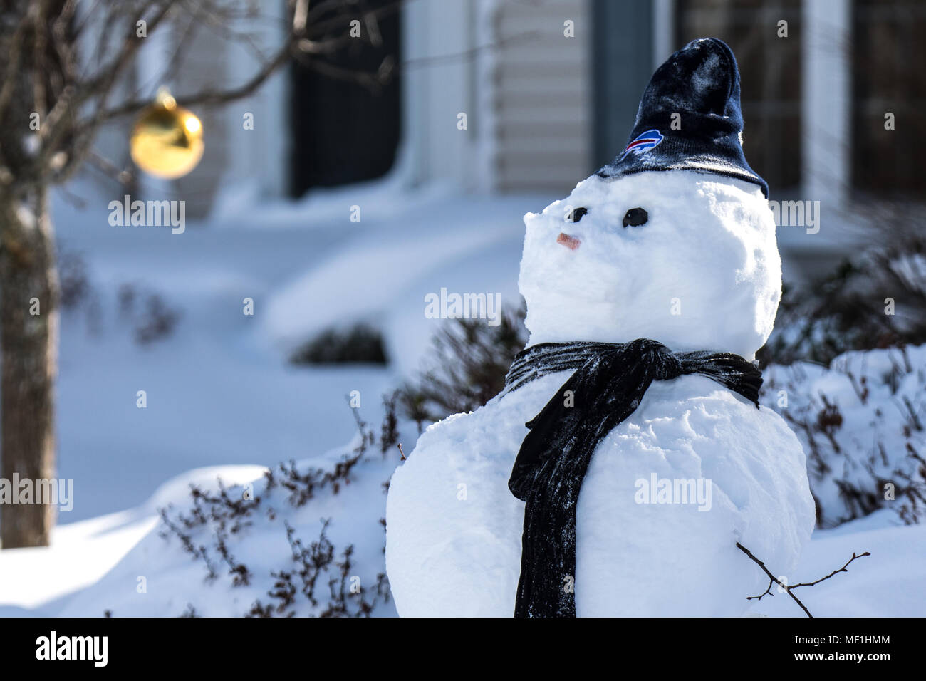 Le Snowman wearing Buffalo Bills Hat avec de grandes boules de Noël dans le dos. Banque D'Images