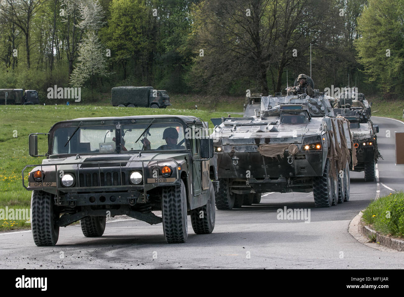 Les véhicules affectés à la 2e Brigade blindée, l'équipe de combat de la 1ère Division d'infanterie, de Fort Riley, Kansas, et les forces terrestres polonaises avec la 12e Brigade mécanisée, Szczecin, Pologne, procéder à une route de Grafenwoehr tactique mars Zone d'entraînement, de l'Allemagne à Hohenfels, Allemagne pendant les résoudre X le 23 avril 2018. De l'exercice Combined résoudre X est une série d'exercices de l'armée américaine l'Europe qui ont lieu deux fois par an dans le sud-est de l'Allemagne. L'objectif de résoudre combinée est de préparer les forces à l'Europe de travailler ensemble pour promouvoir la stabilité et la sécurité dans la région. (U.S. Photo de l'armée par la CPS. Dustin D. Biven / mobile 22 Banque D'Images