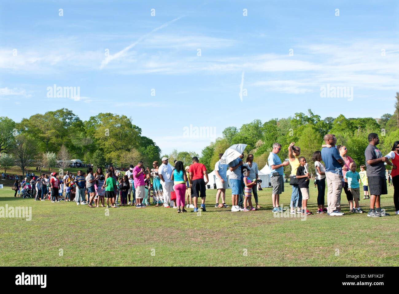 Une ligne d'attente les parents avec leurs enfants à leur tour, sur le saut à l'ride à l'Atlanta Dogwood Festival le 11 avril 2015 à Atlanta, GA. Banque D'Images