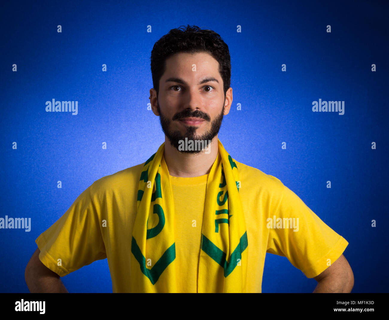 Fan de foot en action les émotions. Partisan de l'Équipe nationale de  football du Brésil est à confiant et heureux. Le port de maillot jaune sur  fond bleu Photo Stock - Alamy