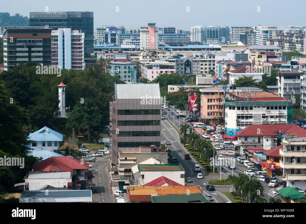 Centre-ville de paysage de Signal Hill, à l'au-delà de la tour de l'horloge d'Atkinson. Kota Kinabalu, Sabah, Bornéo Malaisien Banque D'Images