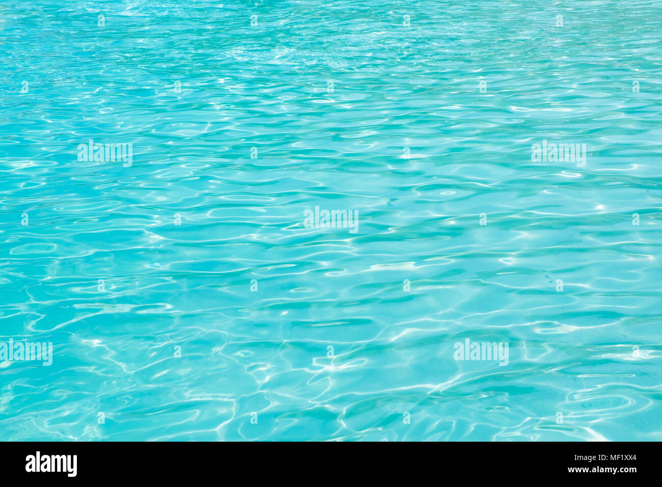 Close up vague à la mer bleu turquoise clair près de la rive de l'été,Texture background. Banque D'Images