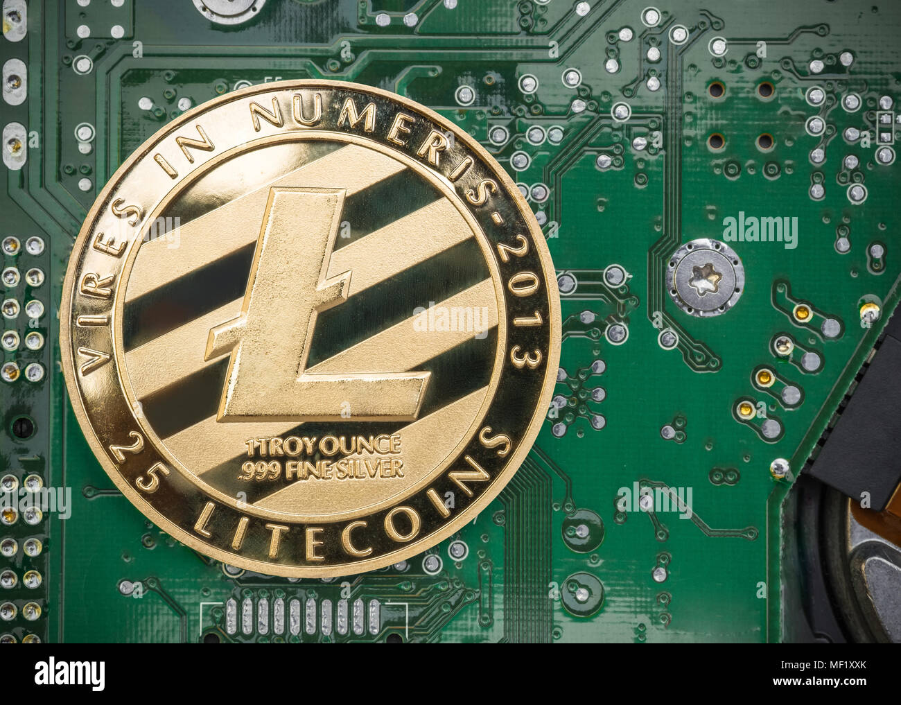 Litecoin or métallique sur la carte mère du circuit électronique.crypto.minière monnaie argent numérique sur réseau blockchain Banque D'Images