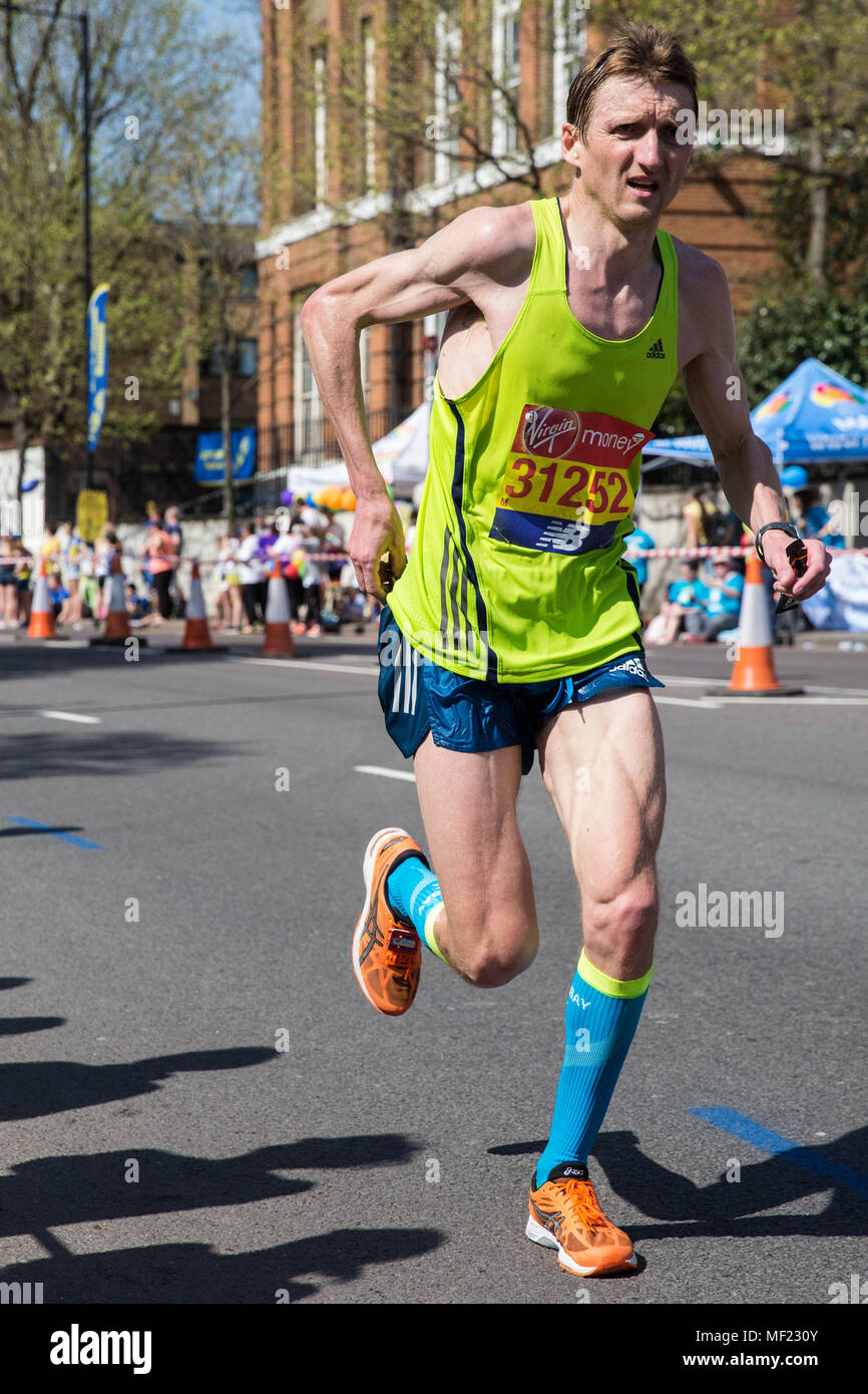 Londres, Royaume-Uni. 22 avril, 2018. Martin Frelich participe à la Vierge de l'argent 2018 Marathon de Londres. La 38e édition de la course a été le plus chaud jamais enregistré avec une température de 24.1C enregistré dans St James's Park. Banque D'Images