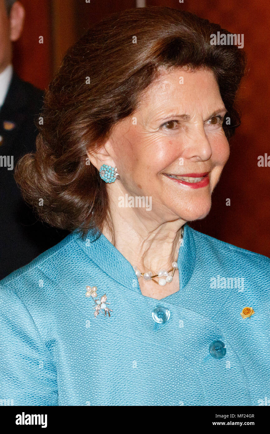 La Reine Silvia de Suède assiste à la démence Forum X le 24 avril 2018, Tokyo, Japon. Le Roi Carl XVI Gustaf et la reine Silvia sont au Japon du 22 au 25 avril pour célébrer les 150 ans de relations diplomatiques entre la Suède et le Japon. Credit : Rodrigo Reyes Marin/AFLO/Alamy Live News Banque D'Images
