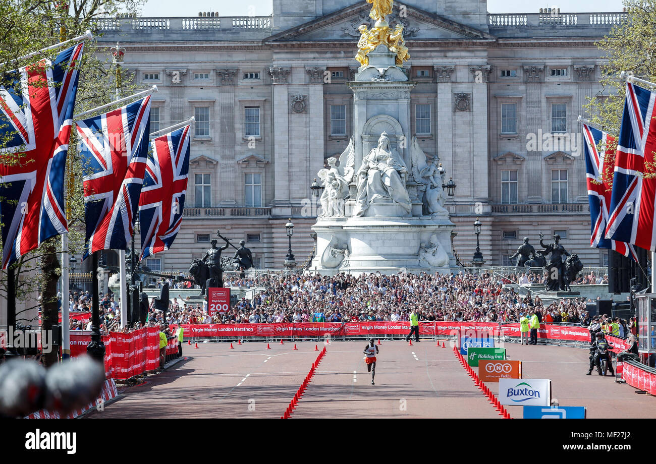 Eliud KIPCHOGE du Kenya, le gagnant du Marathon de Londres Virgin Money s'approche de la ligne d'arrivée à Londres, Angleterre le 22 avril 2018. Banque D'Images