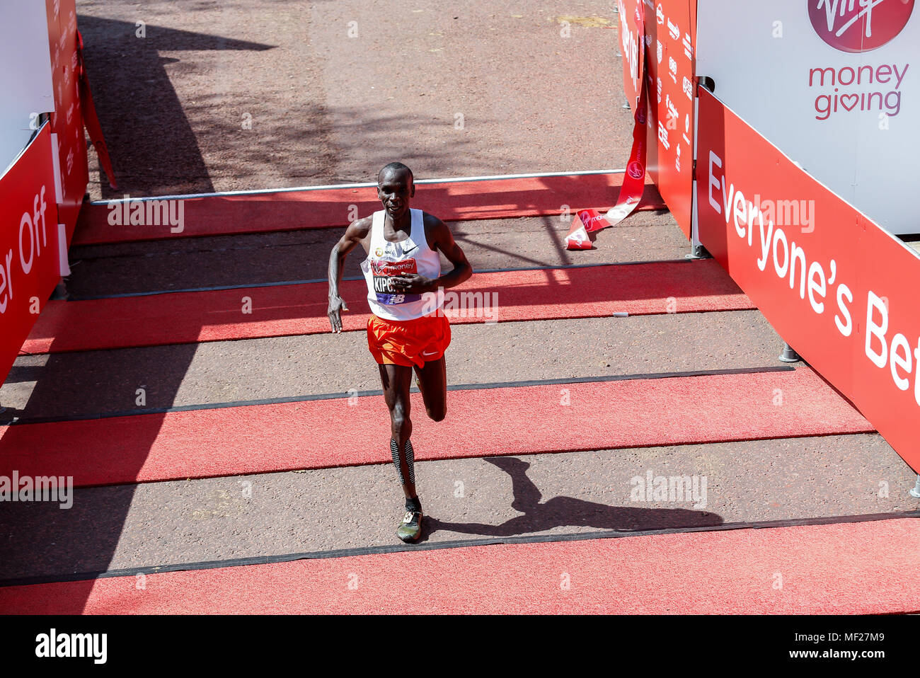 Eliud KIPCHOGE du Kenya remporte le marathon de Londres Virgin Money à Londres, Angleterre le 22 avril 2018. Banque D'Images
