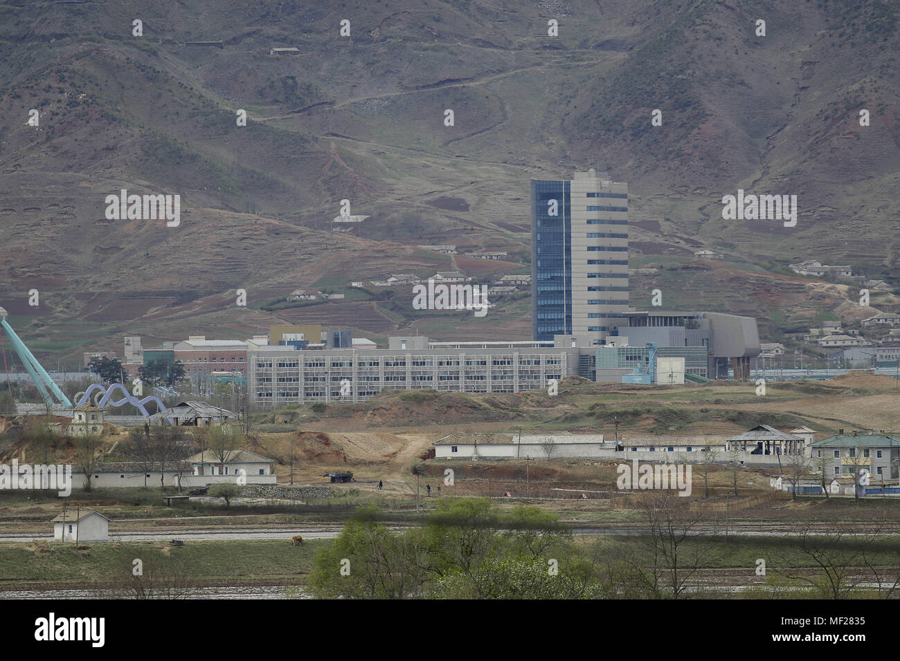 Paju, Seoul, Corée du Sud. Apr 24, 2018. 24 avril 2018-Paju, La Corée du Sud-Vue de Corée du Nord Ki Jung Dong village de DMZ, la Corée du Sud. Sommet inter-coréen qui s'est tenue le 26 avril 2018, deux jours de l'événement de programmation. Credit : Ryu Seung-Il/ZUMA/Alamy Fil Live News Banque D'Images